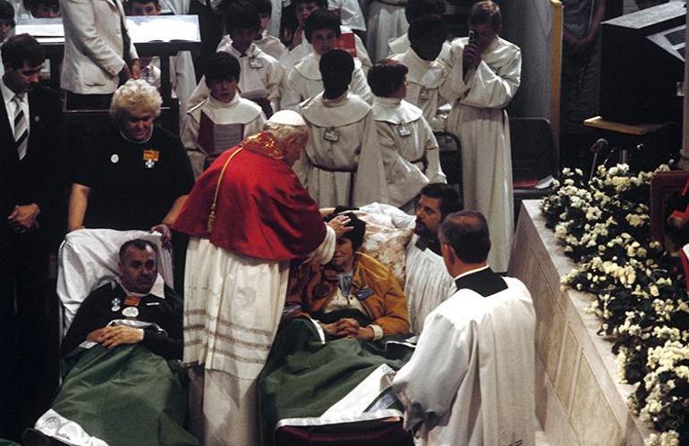 Papa II. Jean Paul hastaları kutsarken